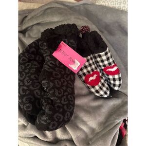2x betsey johnson footie & calf cabin fur slipper socks nwt L/xl vampire lips